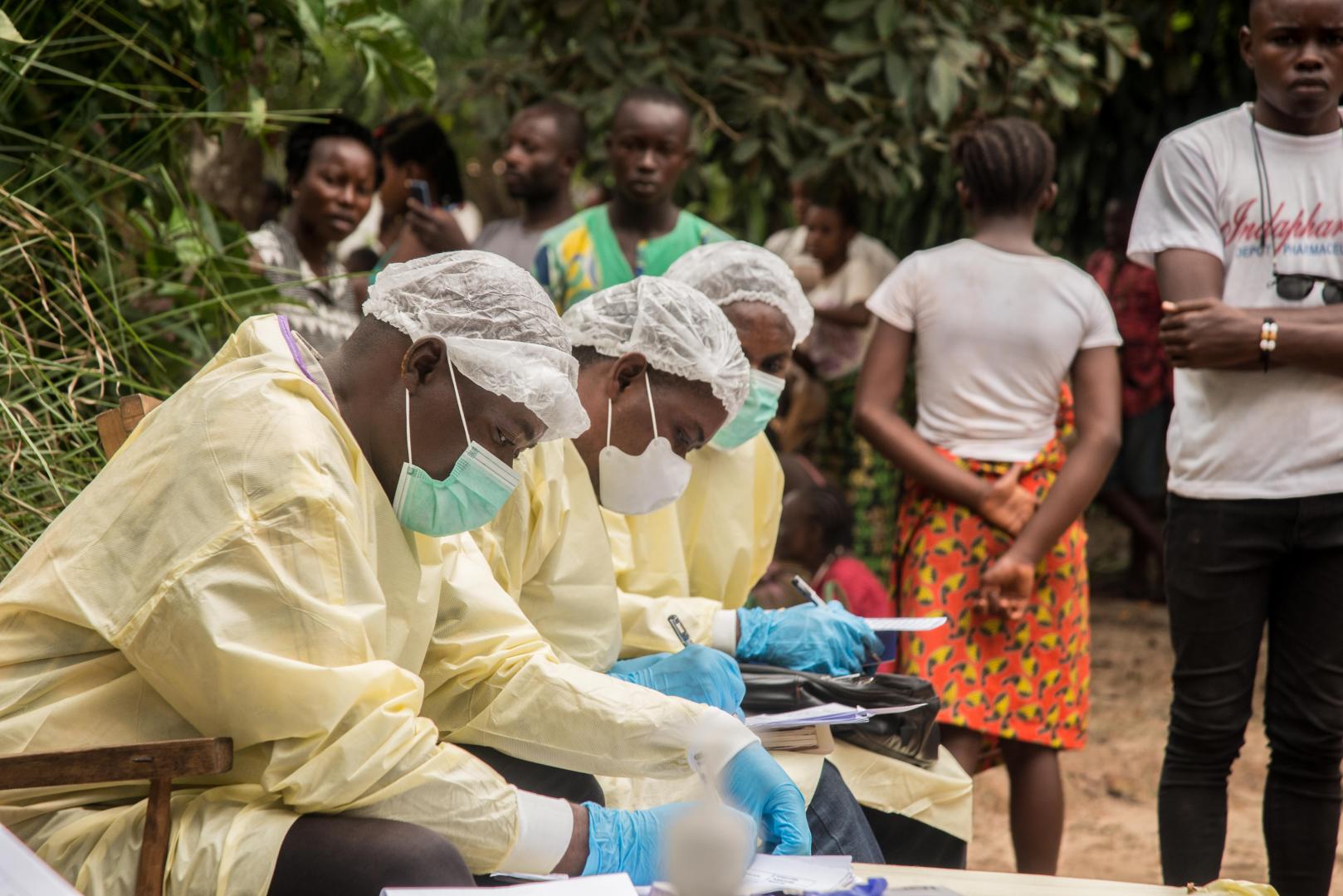 كان العاملون الطبيون يعدون ويعقمون منزلًا في موتو ، بيكورو ، مقاطعة إكواتور ، بجمهورية الكونغو الديمقراطية ، بعد اكتشاف حالة إصابة مؤكدة بفيروس إيبولا.